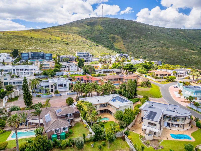Luxury 6-bedroom family home with spectacular Table Mountain views in Plattekloof 2 - Photo 4
