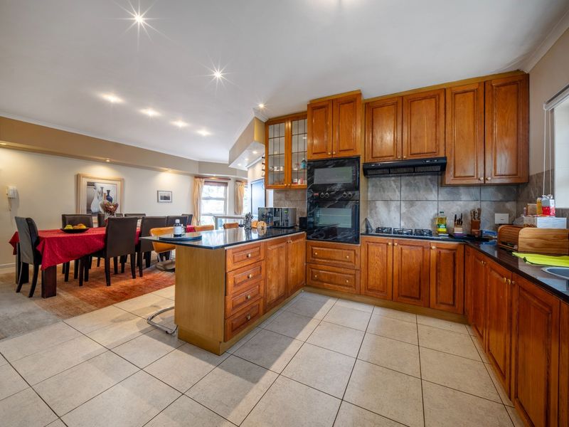 Luxury 6-bedroom family home with spectacular Table Mountain views in Plattekloof 2 - Photo 6