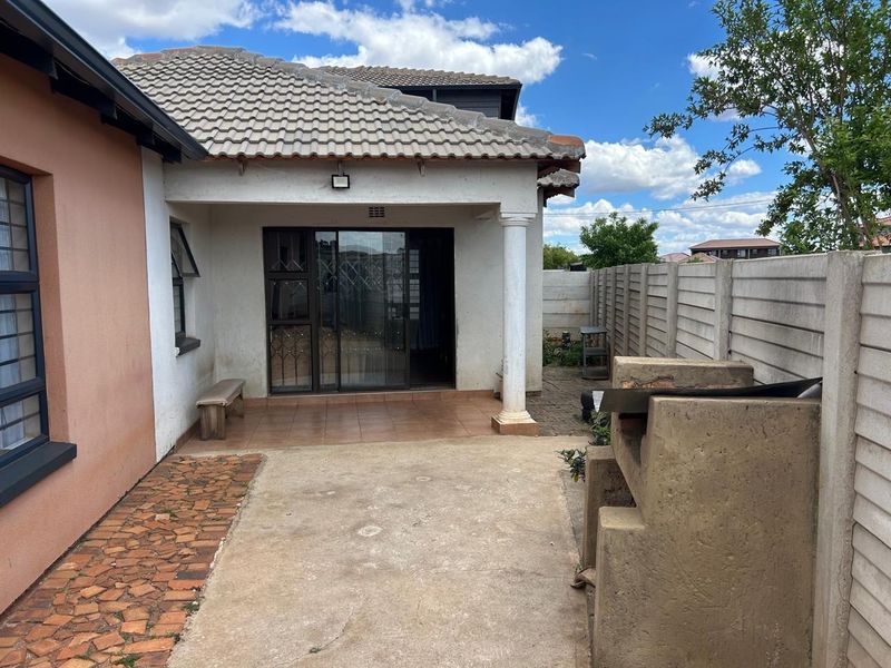3 Bedroom House For Sale in Protea Glen, Soweto - Photo 2