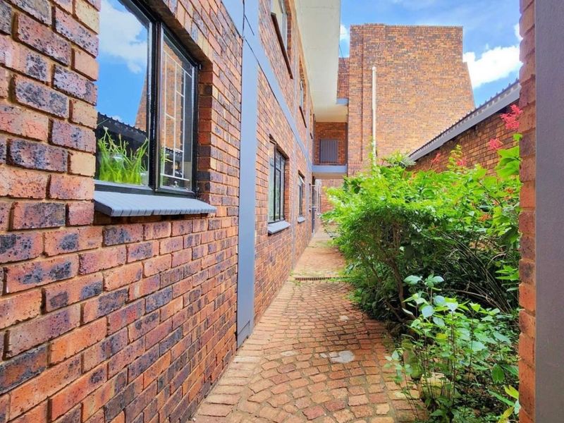 GROUND-FLOOR GARDEN APARTMENT | 2 BEDROOMS | GARAGE AND COVERED PARKING - Photo 10
