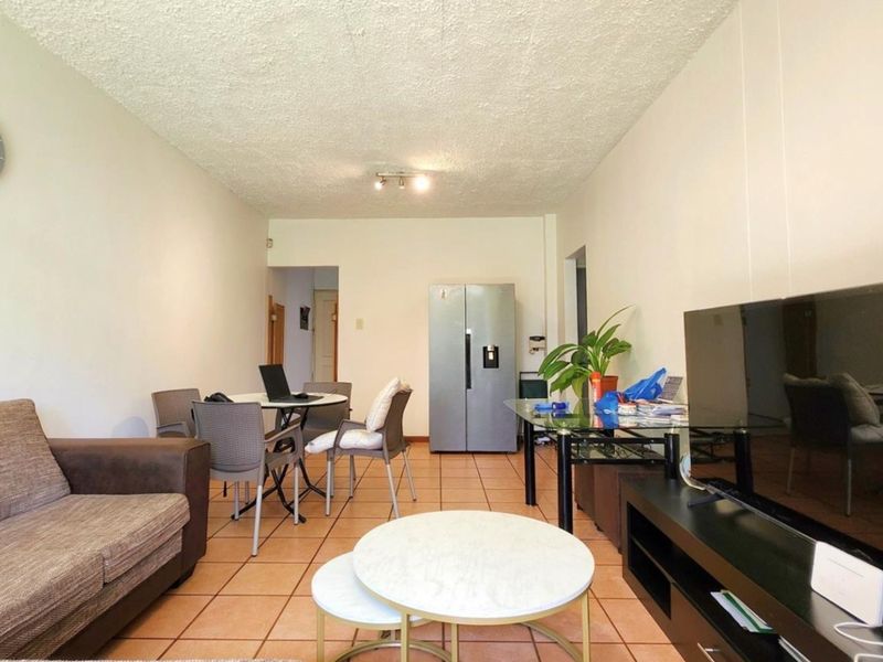 GROUND-FLOOR GARDEN APARTMENT | 2 BEDROOMS | GARAGE AND COVERED PARKING - Photo 9