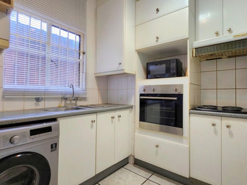 GROUND-FLOOR GARDEN APARTMENT | 2 BEDROOMS | GARAGE AND COVERED PARKING - Photo 6