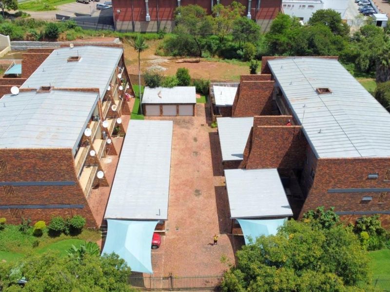 GROUND-FLOOR GARDEN APARTMENT | 2 BEDROOMS | GARAGE AND COVERED PARKING - Photo 2