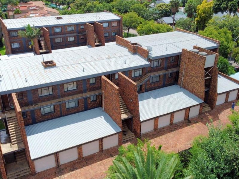 GROUND-FLOOR GARDEN APARTMENT | 2 BEDROOMS | GARAGE AND COVERED PARKING - Photo 4