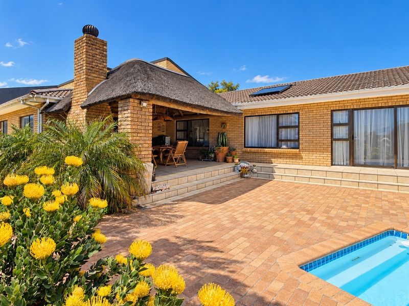 IMMACULATE FAMILY HOME IN BEAUTIFUL VILLIERSDORP - Photo 3