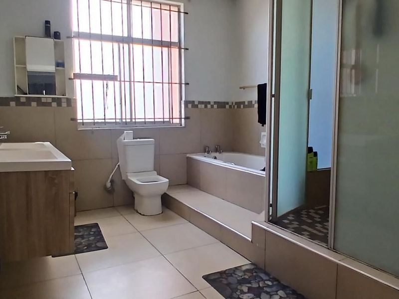 LUXURY SEA FACING PENTHOUSE with a Huge Courtyard - South Beach, Durban - Photo 10