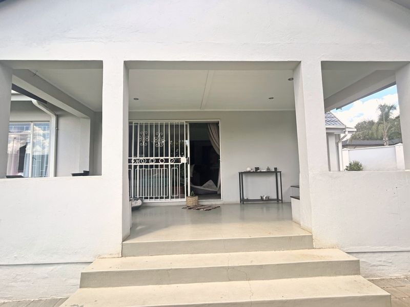 Spacious Free standing Family Home in Garsfontein with Pool, Lapa and Energy Independence - Photo 10