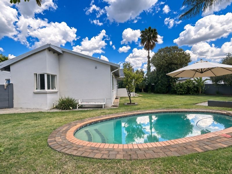 Spacious Free standing Family Home in Garsfontein with Pool, Lapa and Energy Independence - Photo 9