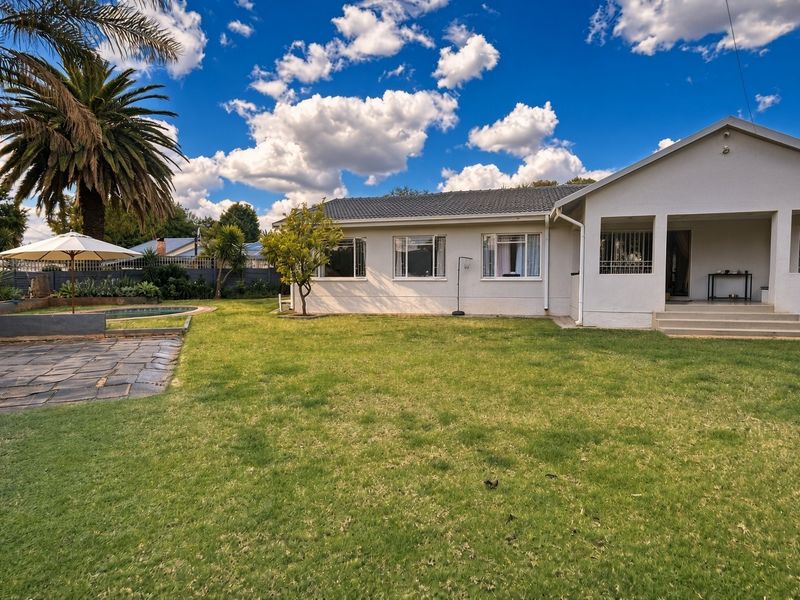 Spacious Free standing Family Home in Garsfontein with Pool, Lapa and Energy Independence - Photo 7