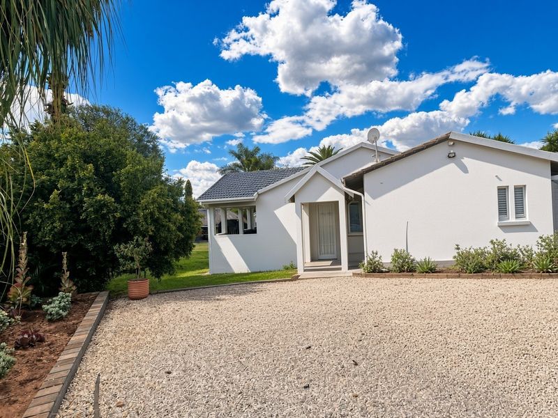 Spacious Free standing Family Home in Garsfontein with Pool, Lapa and Energy Independence - Photo 2