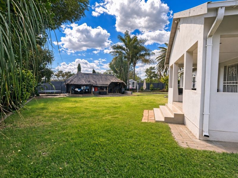Spacious Free standing Family Home in Garsfontein with Pool, Lapa and Energy Independence - Photo 4