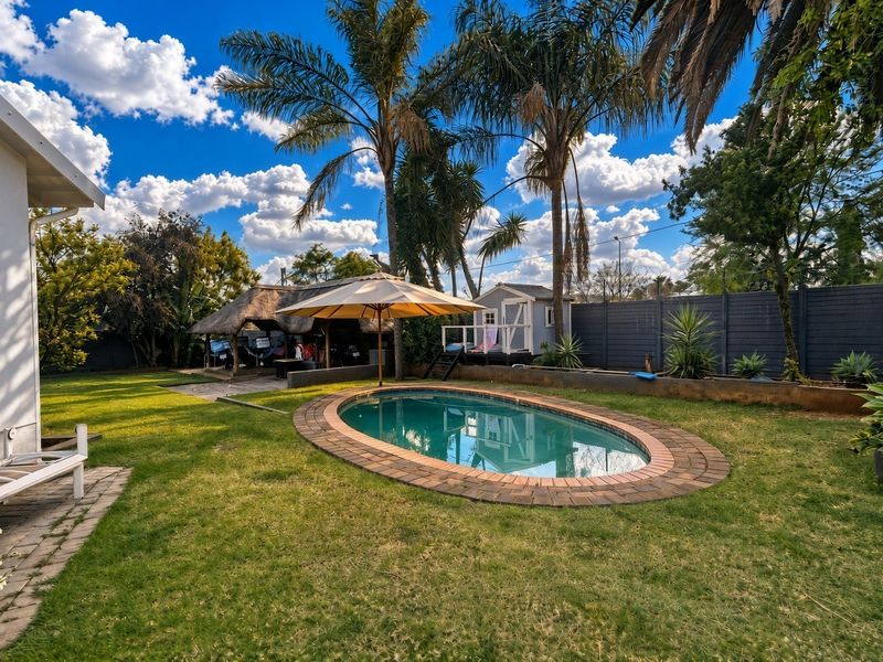 Spacious Free standing Family Home in Garsfontein with Pool, Lapa and Energy Independence - Photo 8