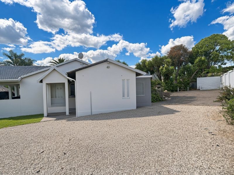 Spacious Free standing Family Home in Garsfontein with Pool, Lapa and Energy Independence - Photo 3
