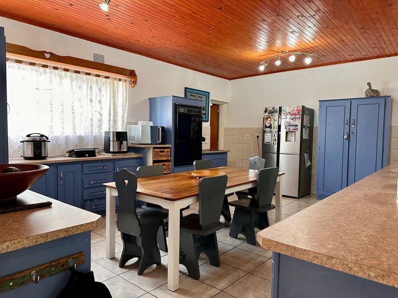 Spacious Family Living with Exceptional Entertainment in Hutten Heights. - Photo 3
