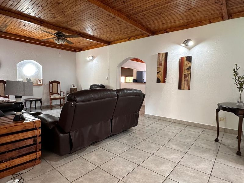 Spacious Family Living with Exceptional Entertainment in Hutten Heights. - Photo 10