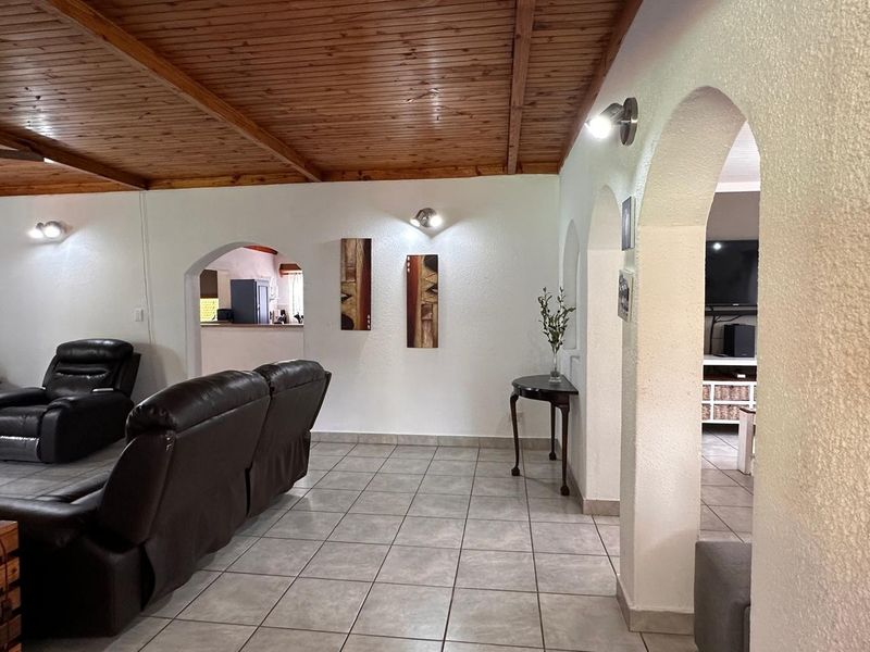 Spacious Family Living with Exceptional Entertainment in Hutten Heights. - Photo 9
