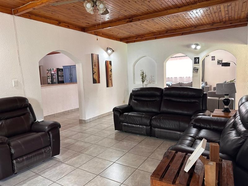 Spacious Family Living with Exceptional Entertainment in Hutten Heights. - Photo 8
