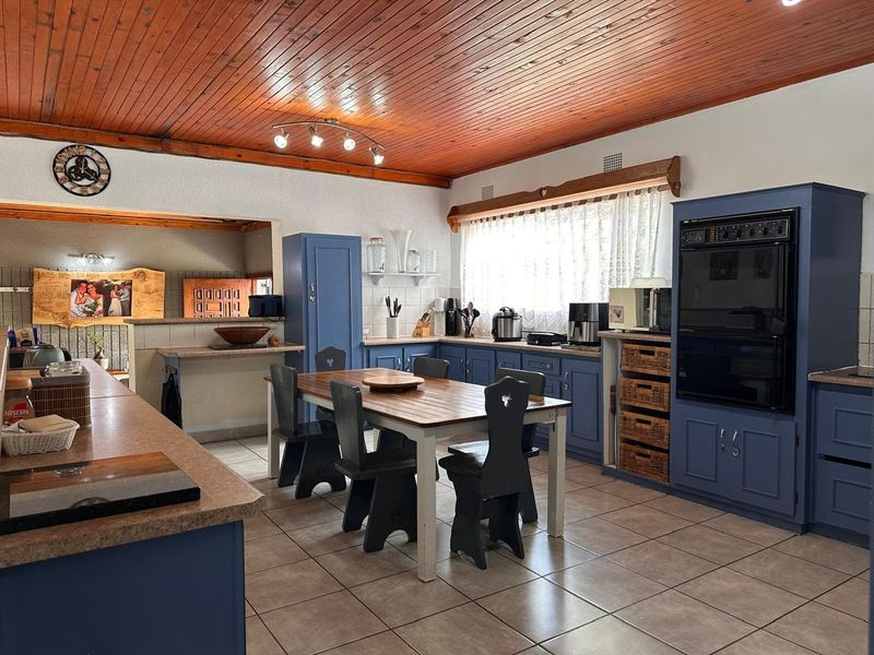 Spacious Family Living with Exceptional Entertainment in Hutten Heights. - Photo 4