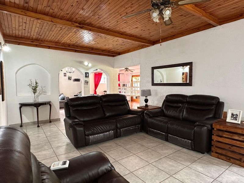 Spacious Family Living with Exceptional Entertainment in Hutten Heights. - Photo 7