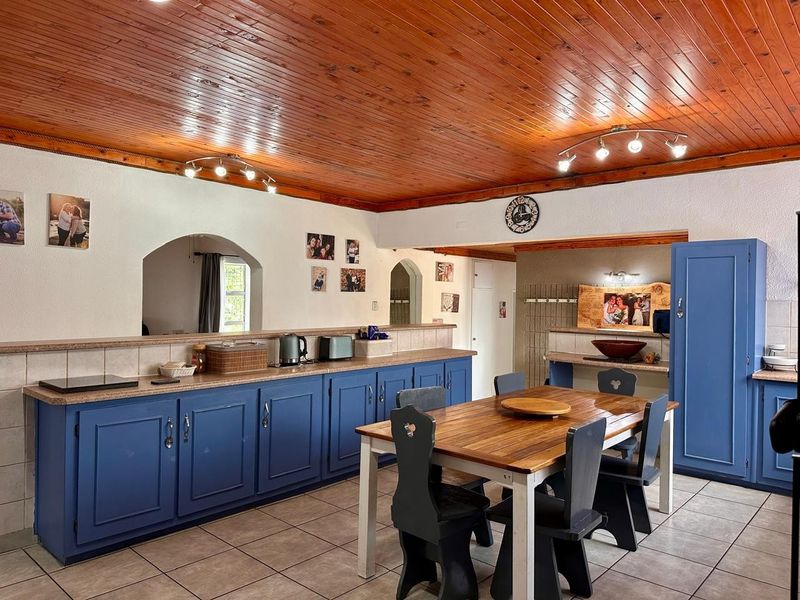 Spacious Family Living with Exceptional Entertainment in Hutten Heights. - Photo 5