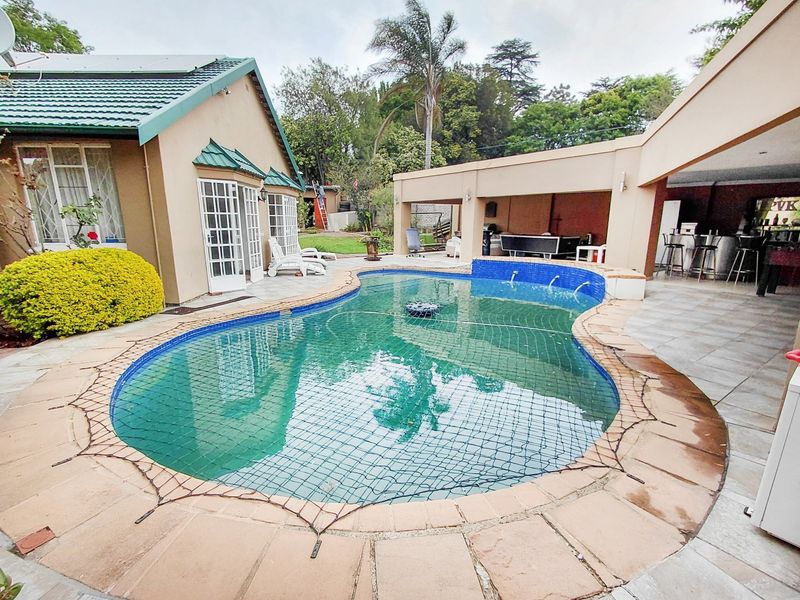 Entertainer’s Home with 3 Cottages, Borehole, Swimming Pool - Photo 3