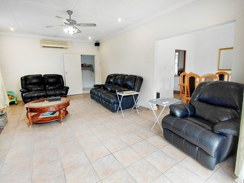 Entertainer’s Home with 3 Cottages, Borehole, Swimming Pool - Photo 10