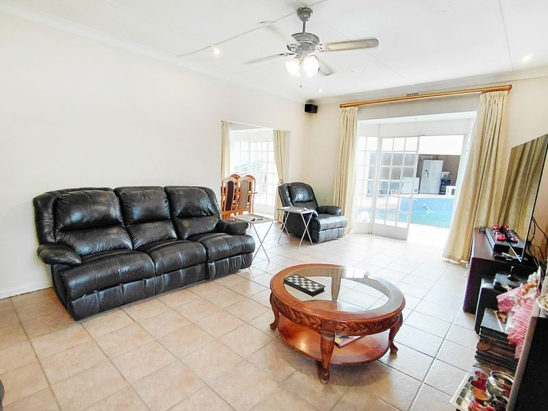 Entertainer’s Home with 3 Cottages, Borehole, Swimming Pool - Photo 9
