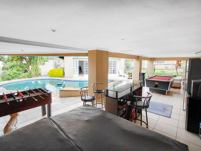Entertainer’s Home with 3 Cottages, Borehole, Swimming Pool - Photo 8