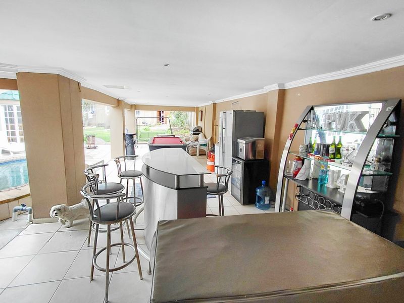 Entertainer’s Home with 3 Cottages, Borehole, Swimming Pool - Photo 6