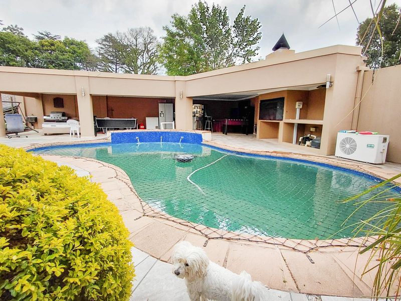 Entertainer’s Home with 3 Cottages, Borehole, Swimming Pool - Photo 2