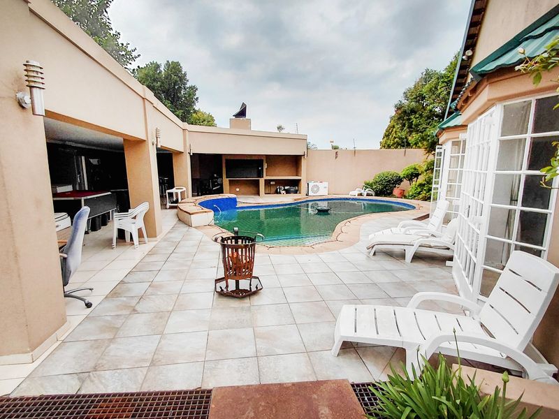 Entertainer’s Home with 3 Cottages, Borehole, Swimming Pool - Photo 4