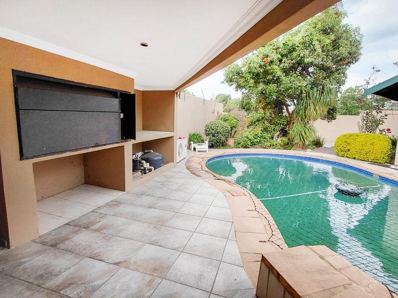 Entertainer’s Home with 3 Cottages, Borehole, Swimming Pool - Photo 5