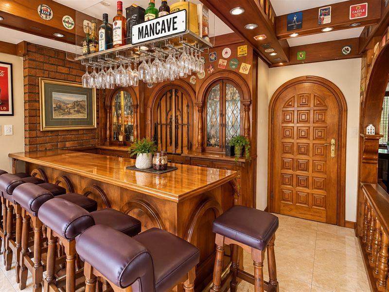 Grand home in a sought after, boomed road in Morningside! Development potential! - Photo 9
