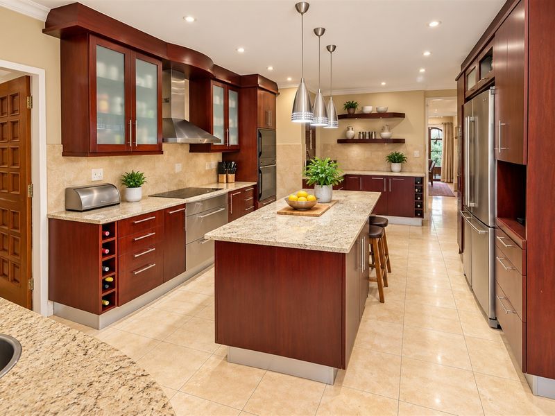 Grand home in a sought after, boomed road in Morningside! Development potential! - Photo 7