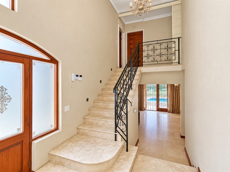 Grand home in a sought after, boomed road in Morningside! Development potential! - Photo 2