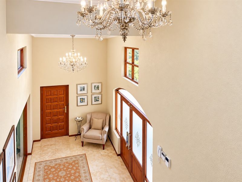 Grand home in a sought after, boomed road in Morningside! Development potential! - Photo 3