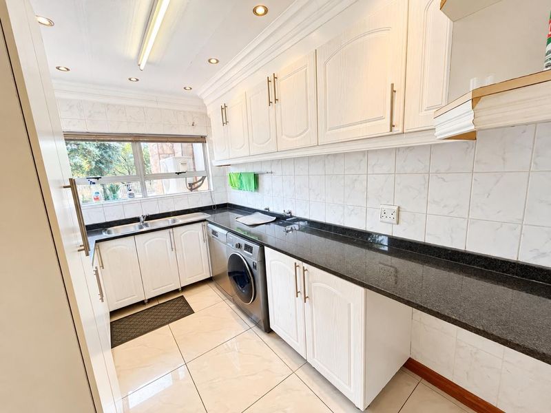 6 Bedroom House For Sale in Theresapark, Akasia - Photo 9