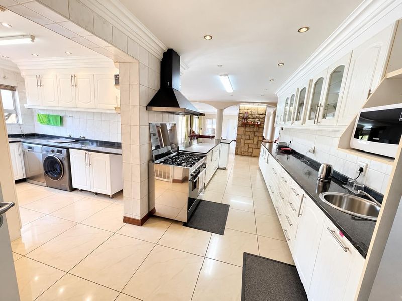 6 Bedroom House For Sale in Theresapark, Akasia - Photo 8