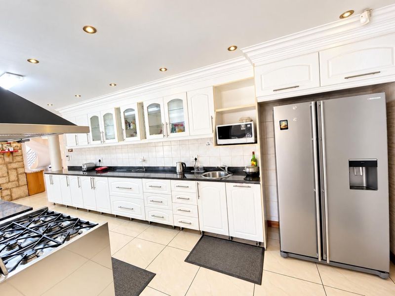 6 Bedroom House For Sale in Theresapark, Akasia - Photo 7