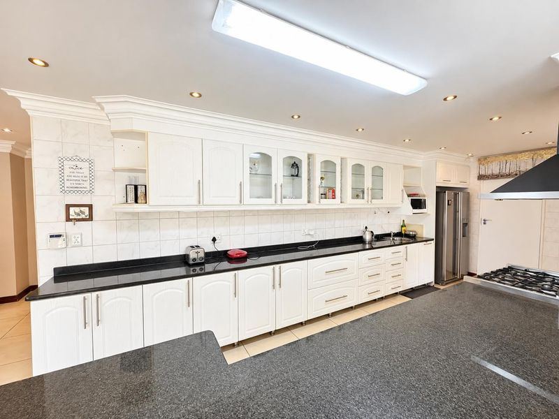 6 Bedroom House For Sale in Theresapark, Akasia - Photo 6