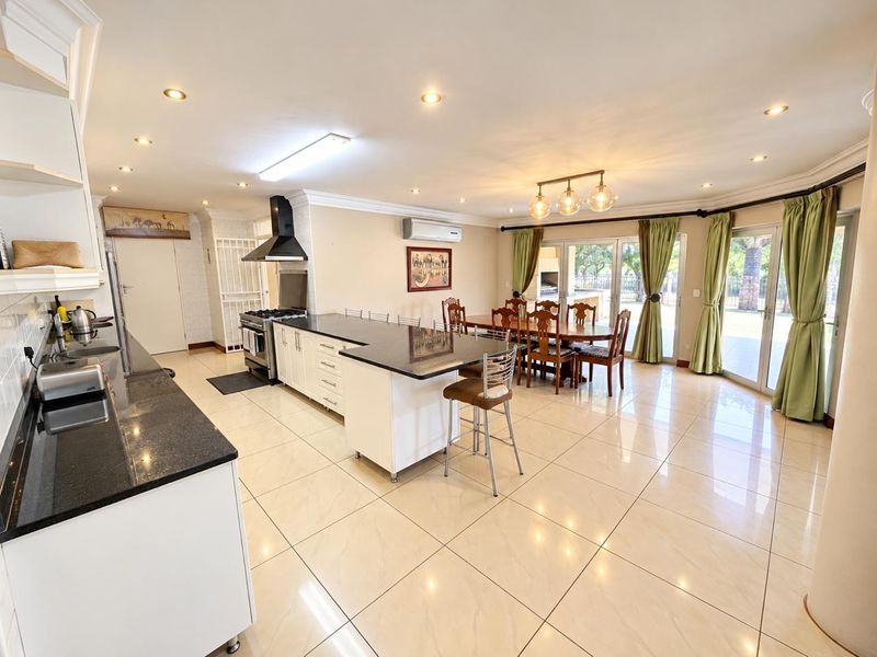 6 Bedroom House For Sale in Theresapark, Akasia - Photo 5