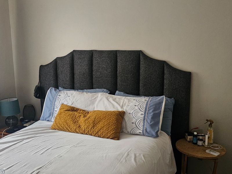 A standard bedroom featuring neutral wall finishes and window treatments, providing a functional and comfortable sleeping space.