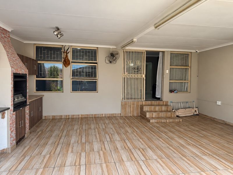 3-Bedroom Townhouse with Braai Room For Sale in Elarduspark - Photo 7
