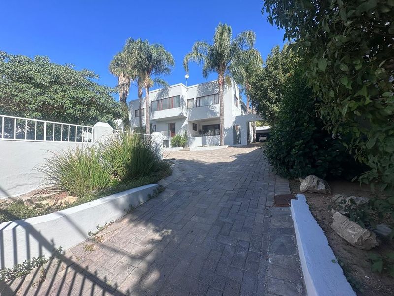 Large family home in Paarl - Photo 8