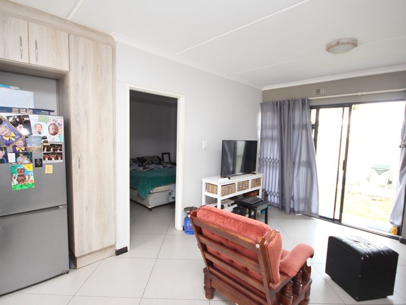 Apartment For Sale in Buhrein, Kraaifontein - Photo 8
