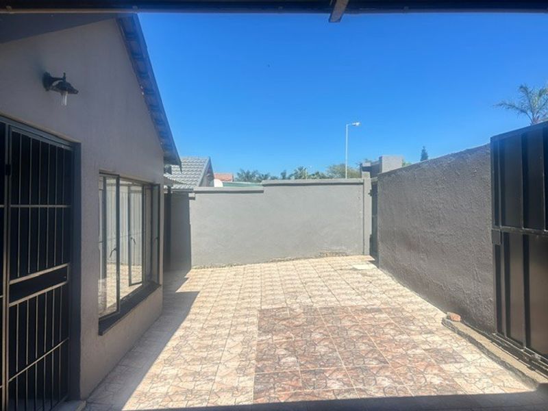 House For Sale in Olievenhoutbosch, Centurion - Photo 2