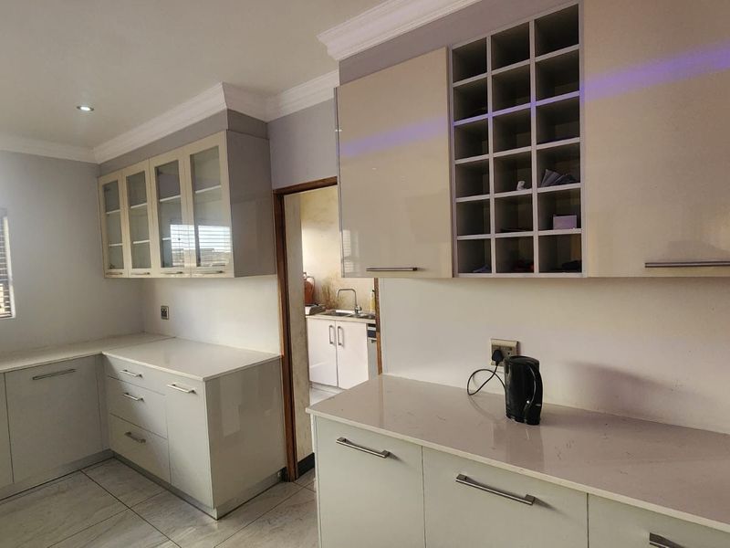 Exceptional 4-Bedroom Luxury Family Home for Sale in Prestigious Helderwyk Estate - Photo 2