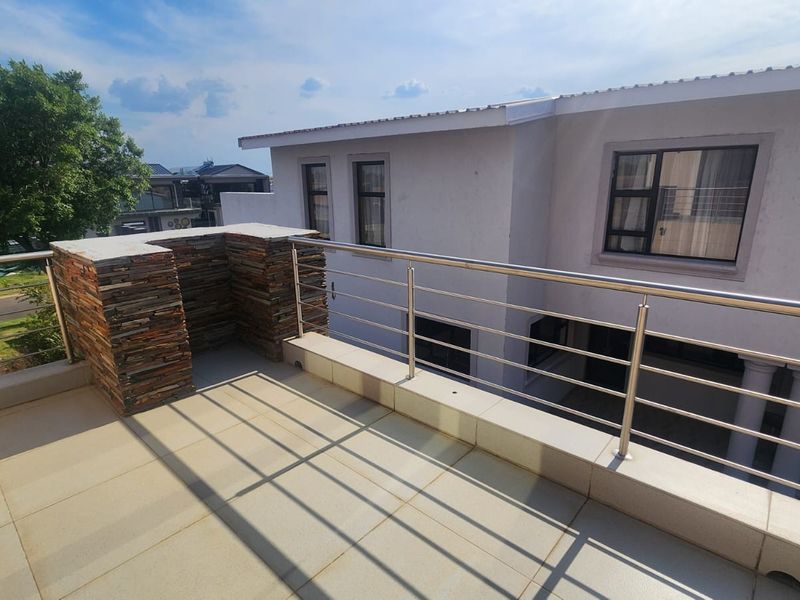 Exceptional 4-Bedroom Luxury Family Home for Sale in Prestigious Helderwyk Estate - Photo 5