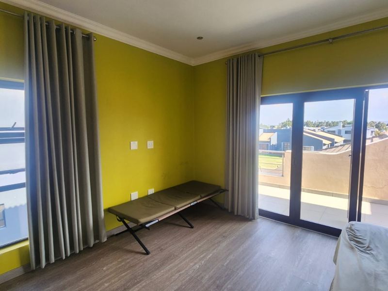 Exceptional 4-Bedroom Luxury Family Home for Sale in Prestigious Helderwyk Estate - Photo 4