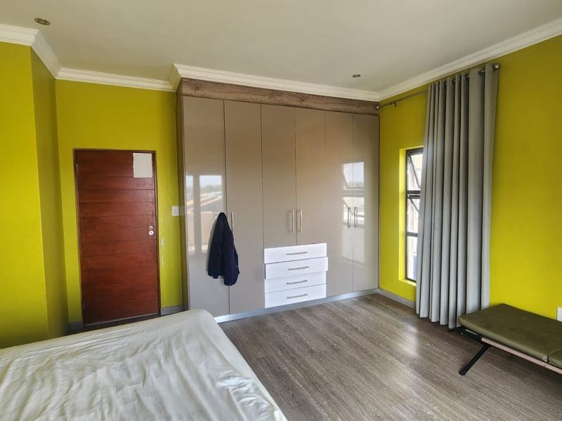 Exceptional 4-Bedroom Luxury Family Home for Sale in Prestigious Helderwyk Estate - Photo 6